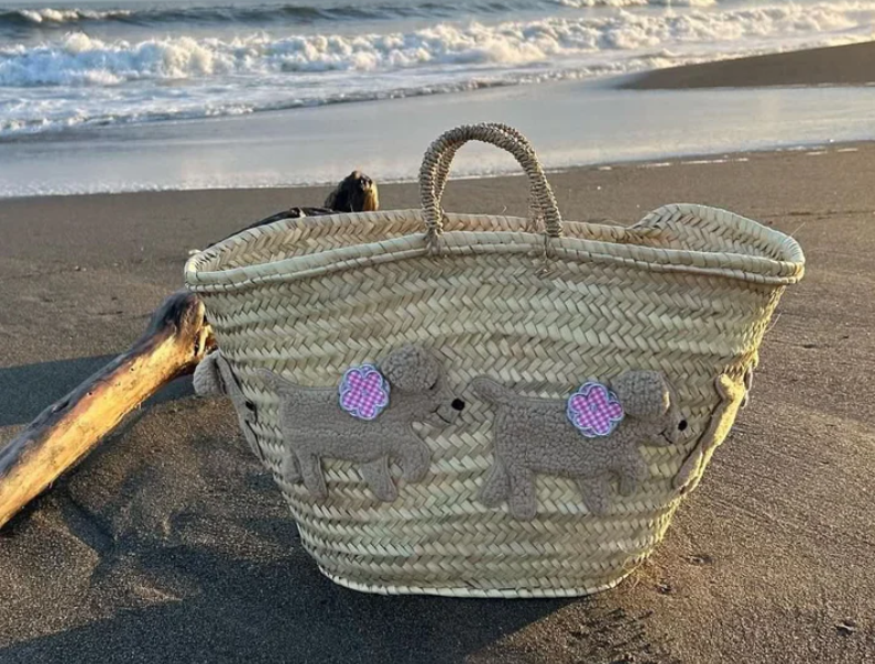 Große Korbtasche Hund KITTY aus Palmenblättern Hunde laufen um die Tasche