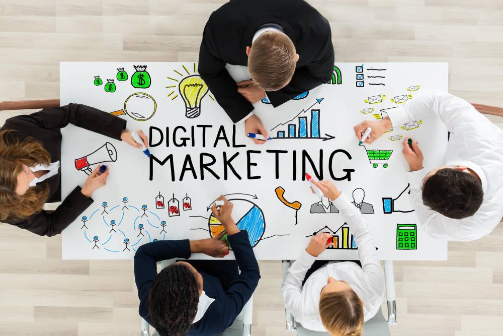 businesspeople-drawing-digital-marketing-diagram-table